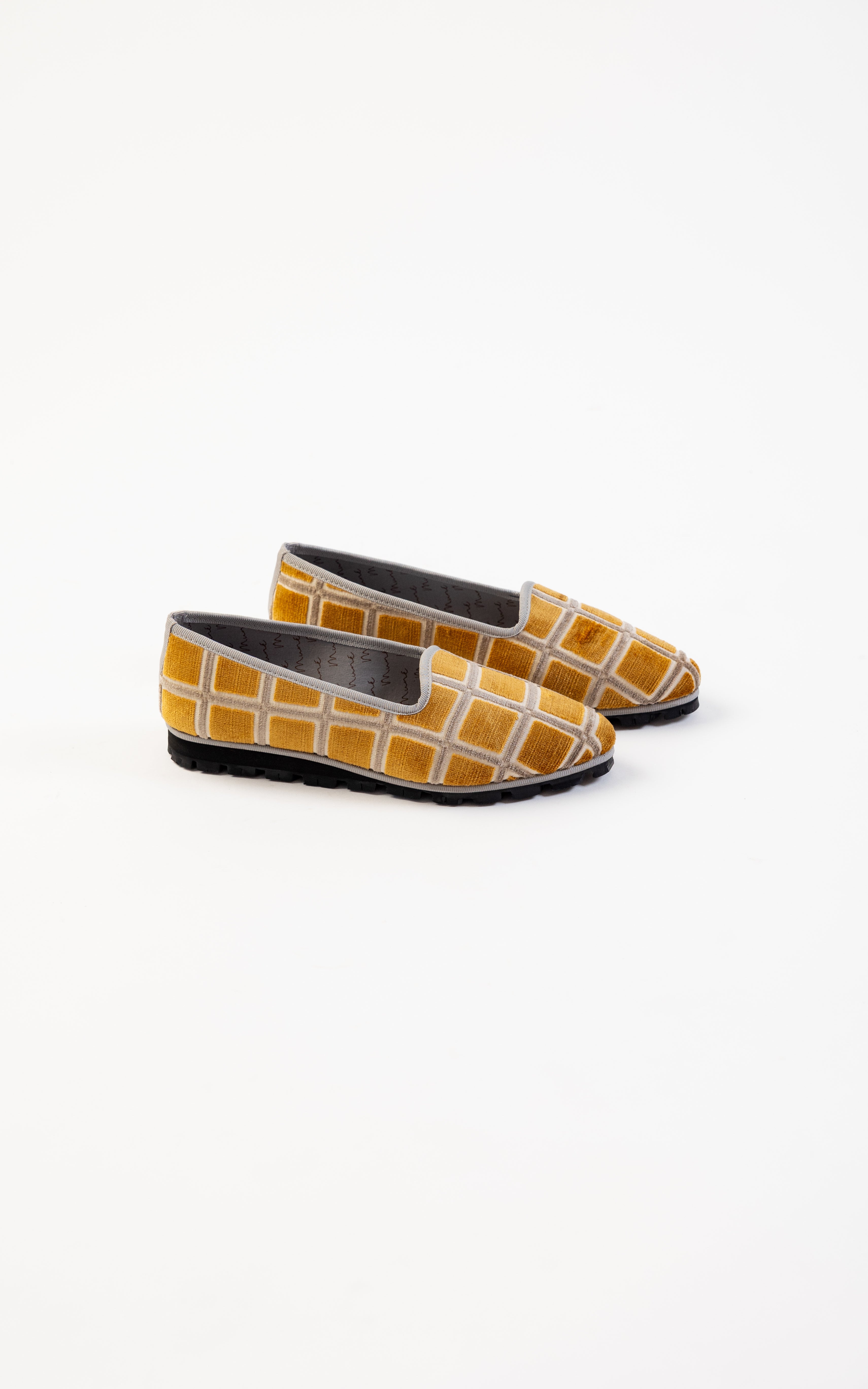 Slippers Electra Plus by Lorenzo Castillo
