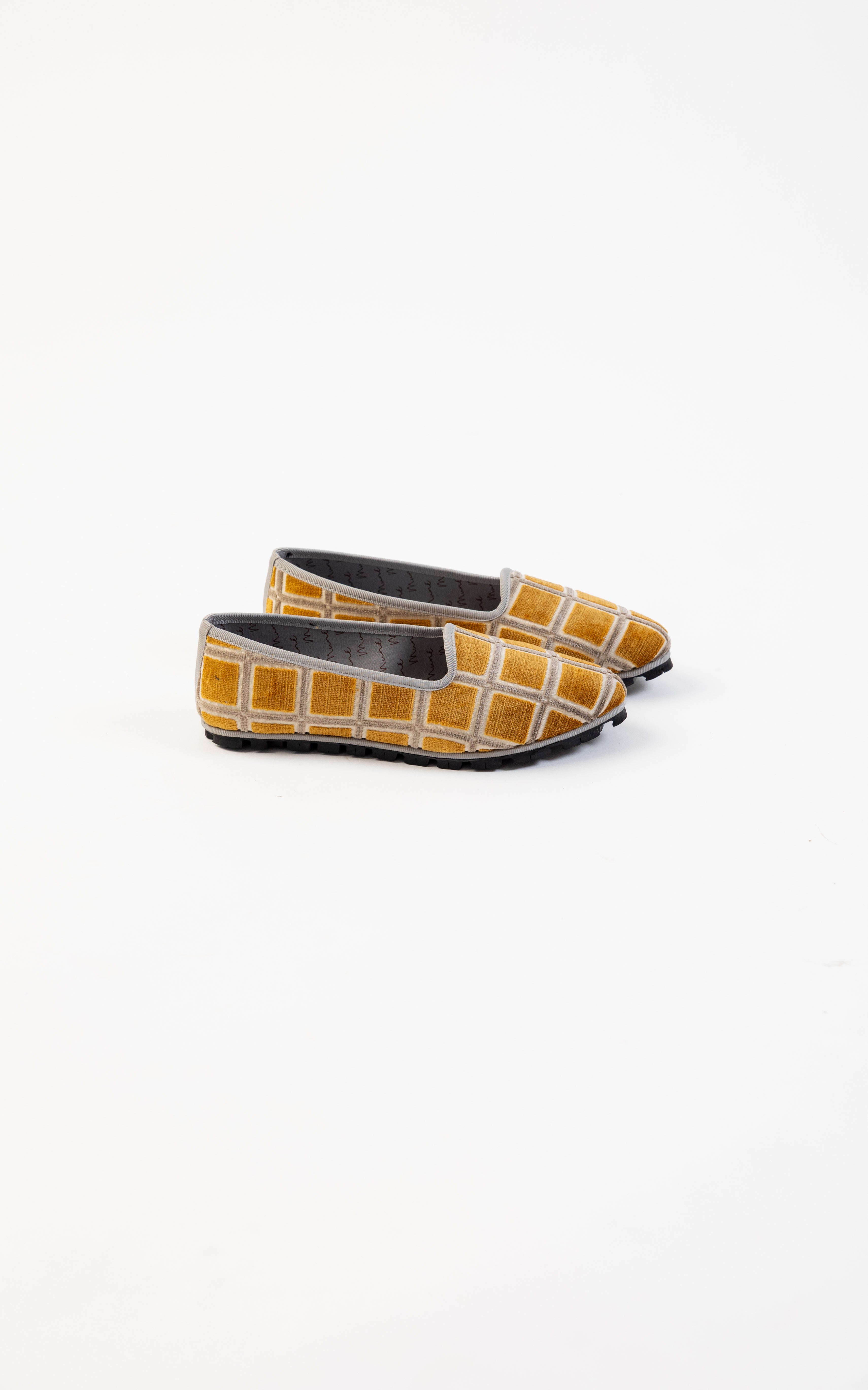 Slippers Electra by Lorenzo Castillo