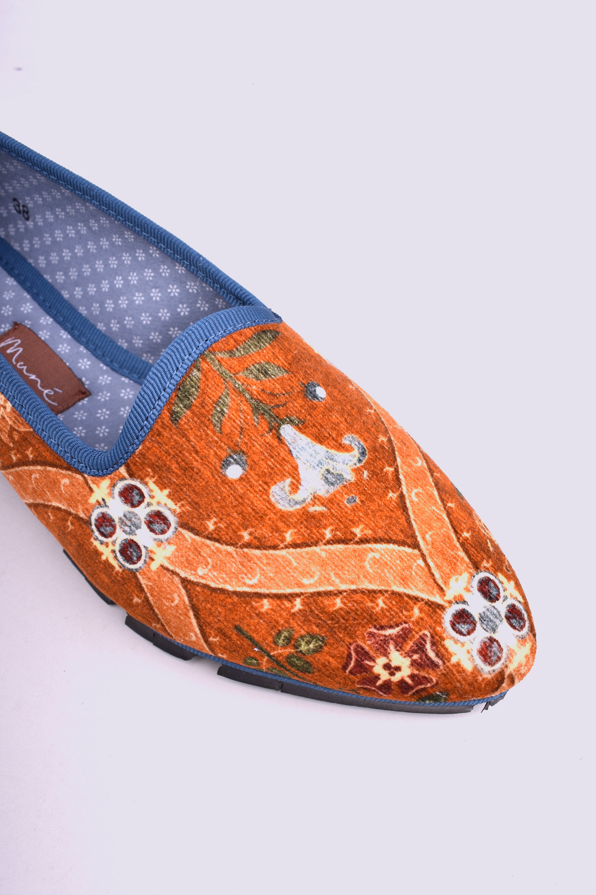 Slippers Ankara Plus by Lorenzo Castillo